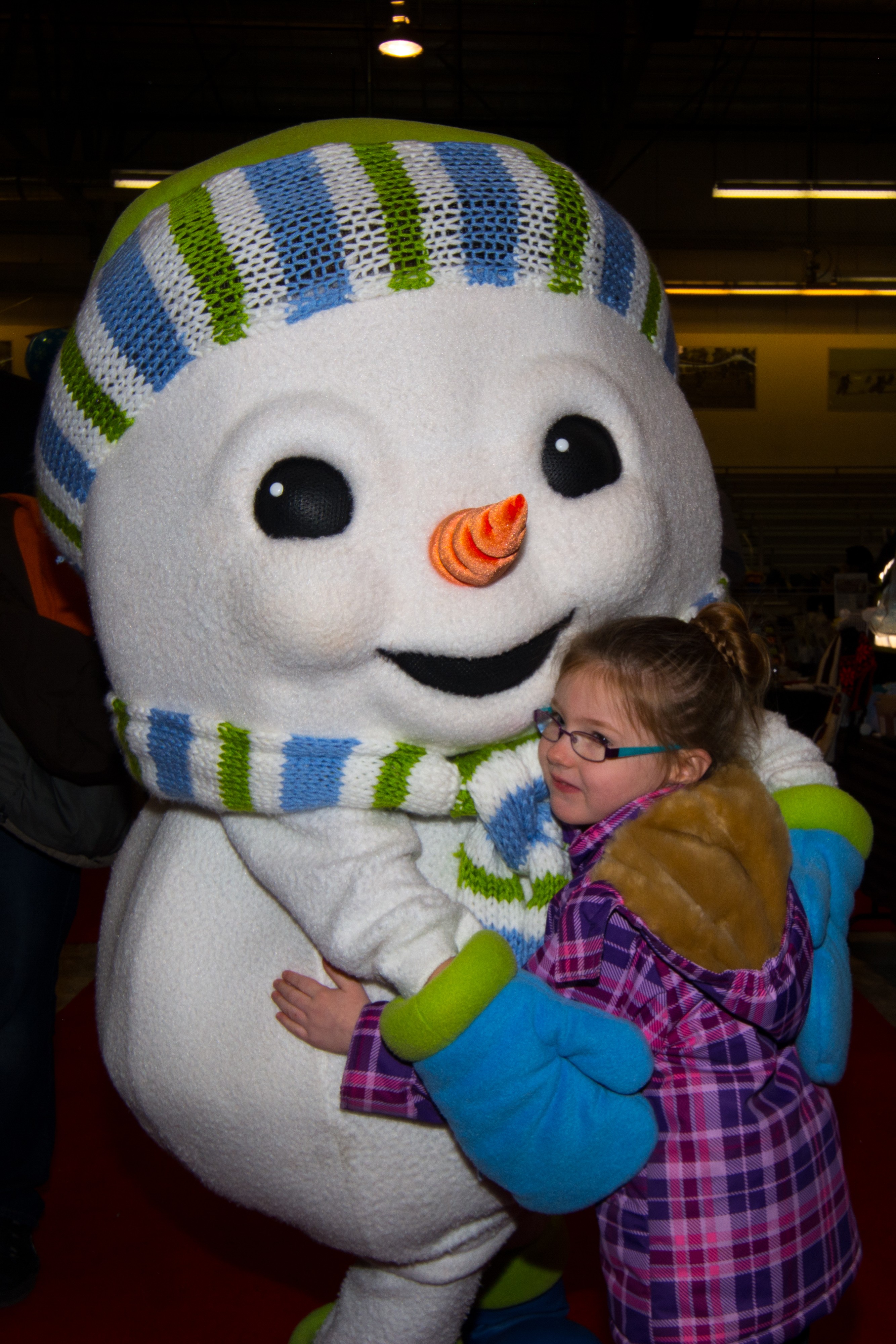 GOOD FRIENDS - Kinley Carlson got her turn to hug Sparkles the Festival’s mascot while in attendance at the 2015 Spirit of Sylvan Yuletide Festival.