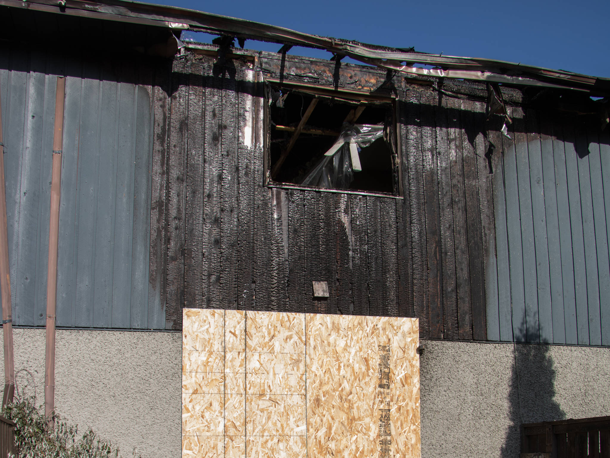 DAMAGE - This what remains of a townhouse in the 5000 block of 63th St. in Highland Green. Firefighters battled the blaze during the early morning today to ensure the fire didn’t spread to the adjacent buildings. Reports indicate there was one occupant in the home at the time who escaped uninjured.                                Todd Colin Vaughan/Red Deer Express                                DAMAGE - This what remains of a townhouse in the 5000 block of 63th St. in Highland Green. Firefighters battled the blaze during the early morning today to ensure the fire didn’t spread to the adjacent buildings. Reports indicate there was one occupant in the home at the time who escaped uninjured.                                Todd Colin Vaughan/Red Deer Express