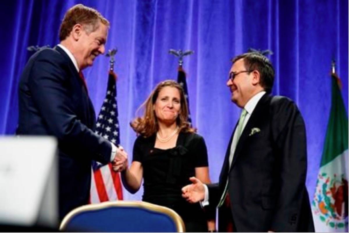 U.S. Trade Representative Robert Lighthizer, left, shakes hands with Canadian Foreign Affairs Minister Chrystia Freeland, accompanied by Mexico’s Secretary of Economy Ildefonso Guajardo Villarreal, after they spoke at a news conference on Wednesday at the start of NAFTA renegotiations in Washington. (AP Photo/Jacquelyn Martin)