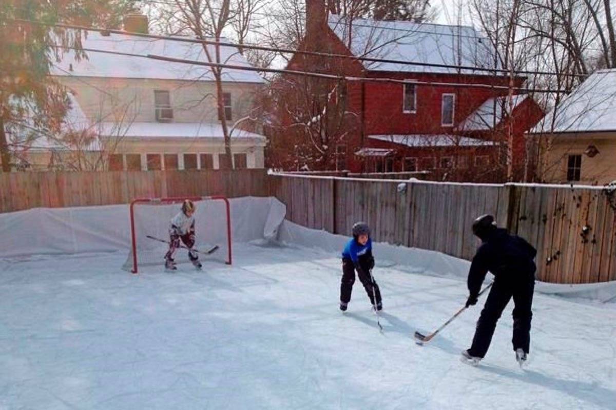 Hockey-loving Canadians build elaborate backyard rinks
