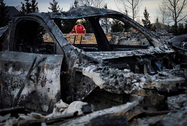 Firefighter dies battling wildfire in Alberta