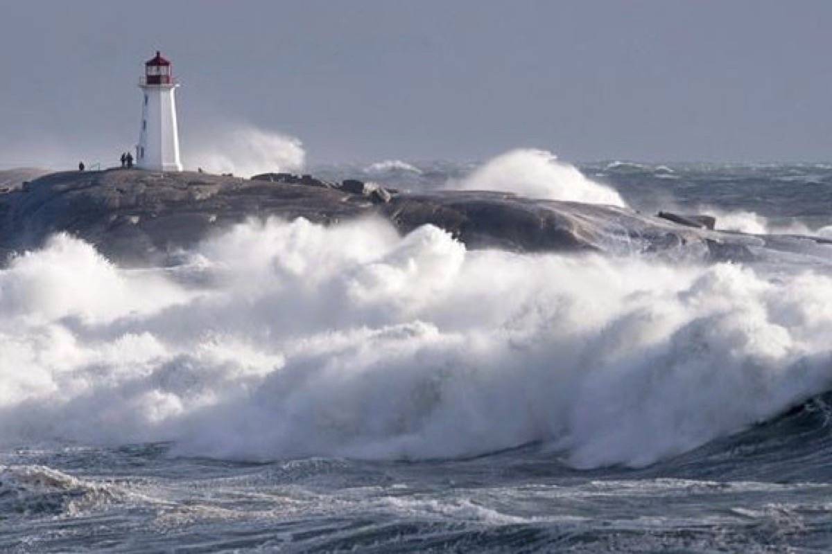 Waves pound the shore at Peggy’s Cove, N.S. on Jan. 5, 2018. (Andrew Vaughan/The Canadian Press)