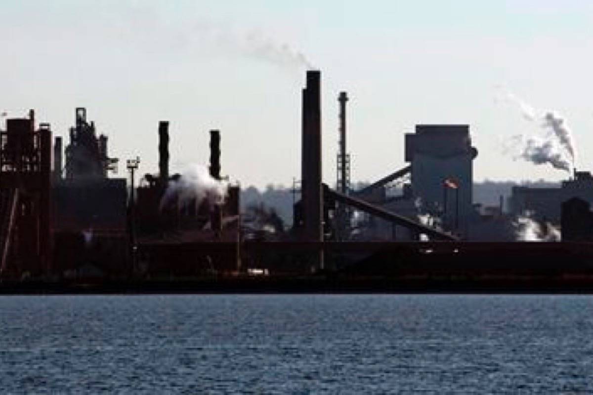 Steel mills in Hamilton, Ont., operate on March 4, 2009. (Frank Gunn/The Canadian Press)