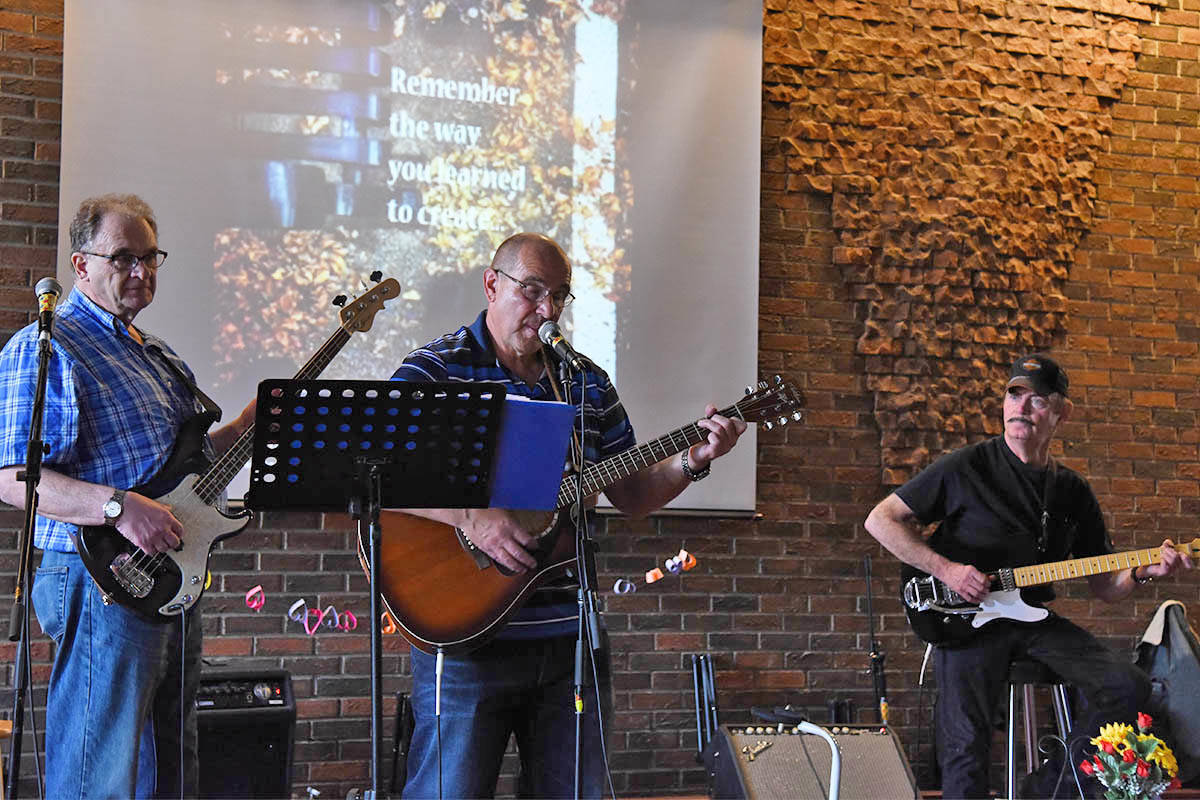 BENEFIT CONCERT - Rob McIver and his band played a benefit concert at The Hub On Ross March 9th in support of the Schizophrenia Society of Alberta Red Deer Chapter in honour of Andrew Carter who passed away Feb. 26th.                                Michelle Falk/Red Deer Express