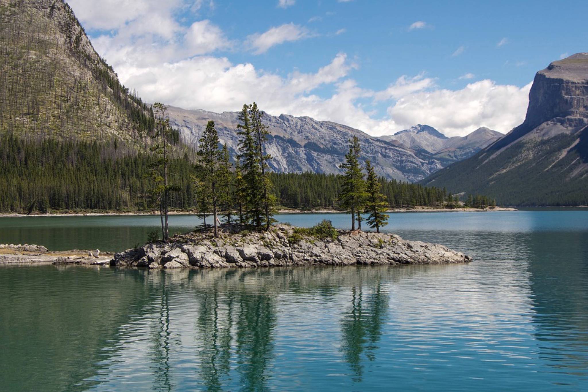 Lake Minnewanka (Pixabay.com)