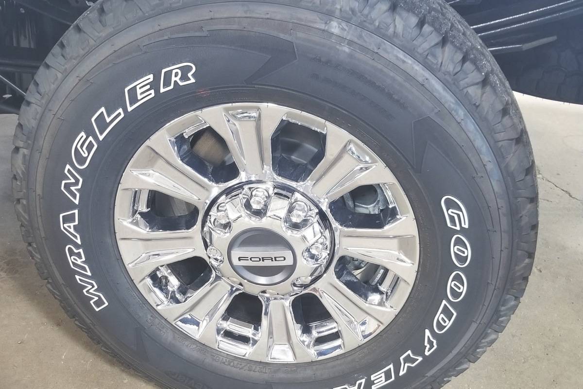 Major tire theft at Wetaskiwin auto dealership