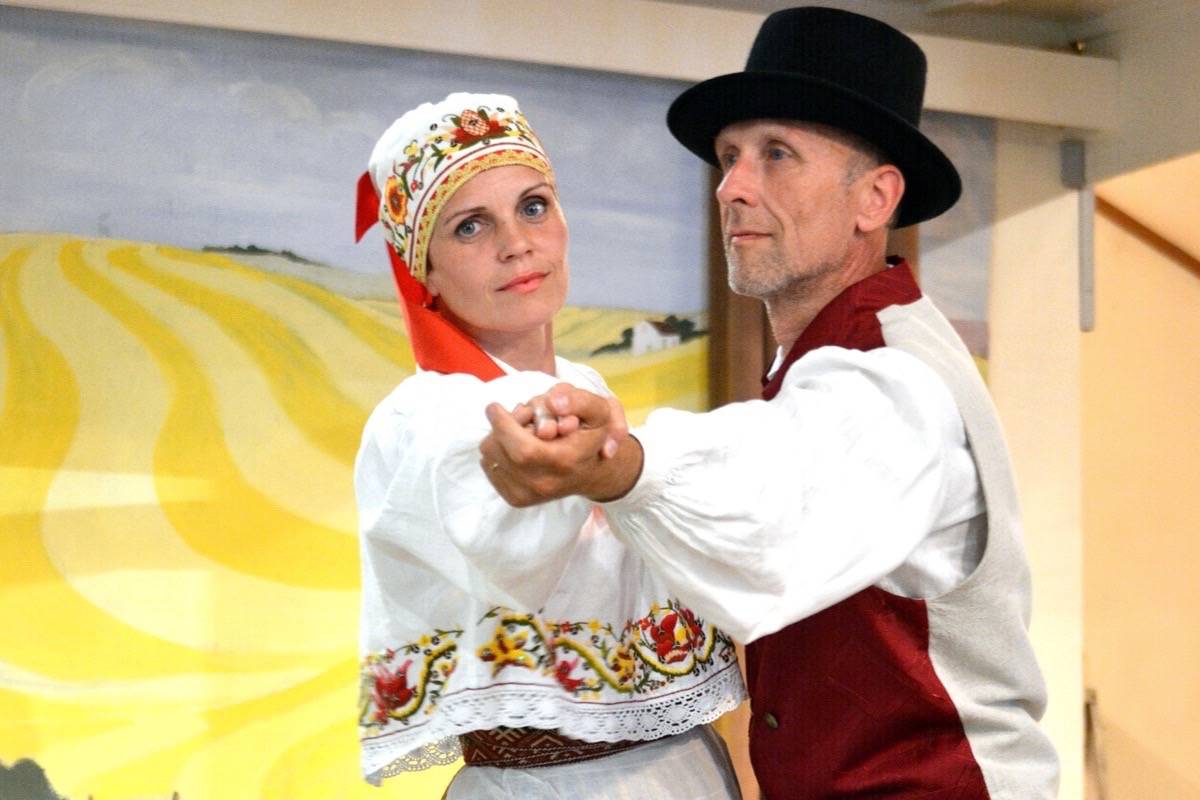 Estonian dancers perform in Stettler County