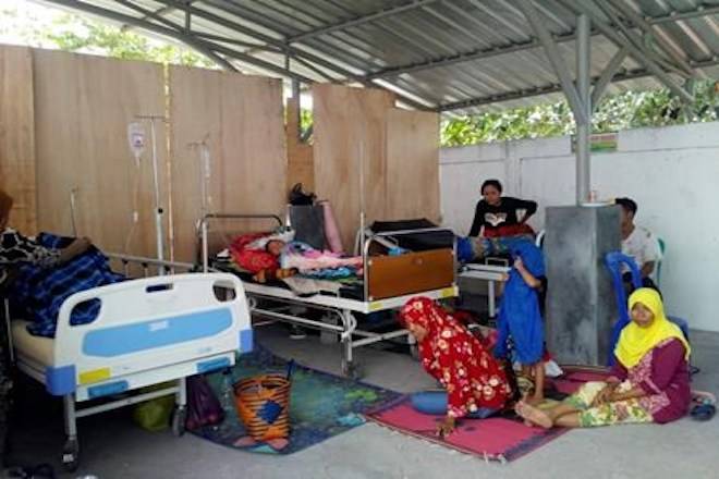 Patients are treated outside a hospital following an earthquake on Lombok island, Indonesia, Monday, Aug. 20, 2018. Multiple strong earthquakes killed a number of people on the Indonesian islands of Lombok and Sumbawa as the region was trying to recover from a temblor earlier this month that killed hundreds of people. (AP Photo/Fauzy Chaniago)