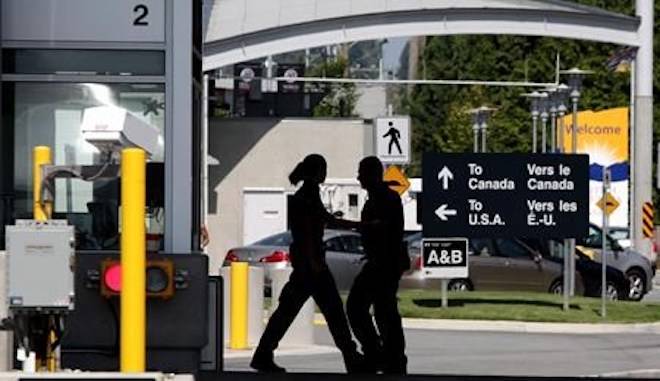 Canadian Border Services agents are seen in this 2009 file photo. (Darryl Dyck / THE CANADIAN PRESS)
