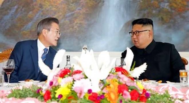 South Korean President Moon Jae-in, left, talks with North Korean leader Kim Jong Un at Okryu-Gwan restaurant in Pyongyang, North Korea, Wednesday, Sept. 19, 2018. (Pyongyang Press Corps Pool via AP)