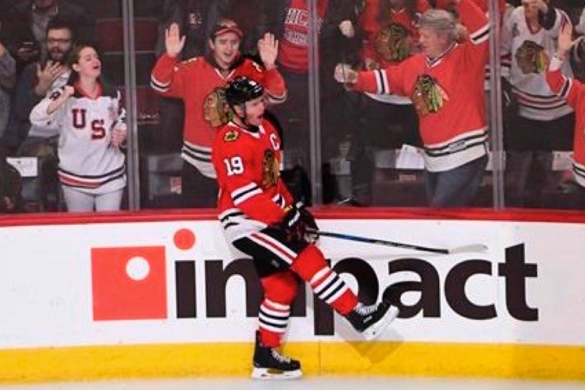 Chicago Blackhawks center Jonathan Toews celebrates his goal against the Dallas Stars during the first period of an NHL hockey game Thursday, Feb. 8, 2018, in Chicago. (THE CANADIAN PRESS/AP-David Banks)