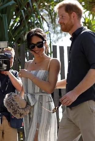 Meghan, Duchess of Sussex holds a gift from a member of the public as she walks along Kingfisher Bay Jetty with Britain’s Prince Harry during a visit to Fraser Island, Australia, Monday, Oct. 22, 2018. (AP Photo/Kirsty Wigglesworth, Pool)