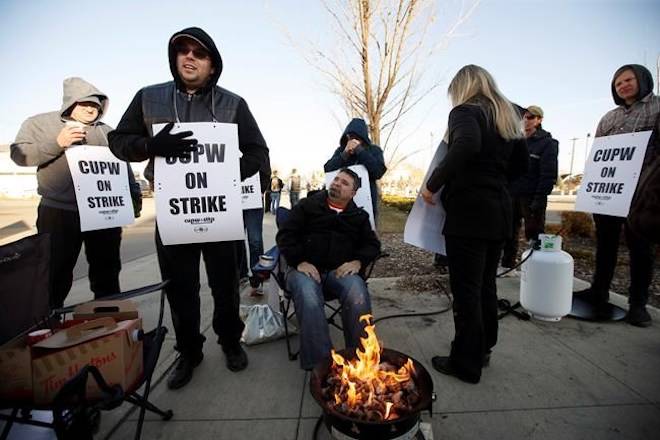 Canada Post workers picket after going on strike in Edmonton, Alta., on Monday, October 22, 2018. THE CANADIAN PRESS/Jason Franson