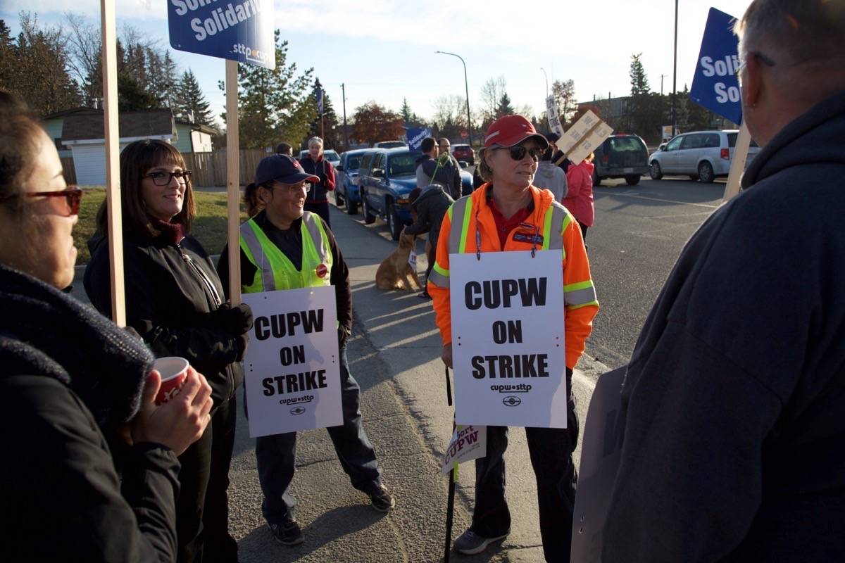 Local Canada Post employees were outside the Commercial Service Centre building on Thursday protesting working conditions. The strike is part of rotating strikes held across Canada this week. Robin Grant/Red Deer Express