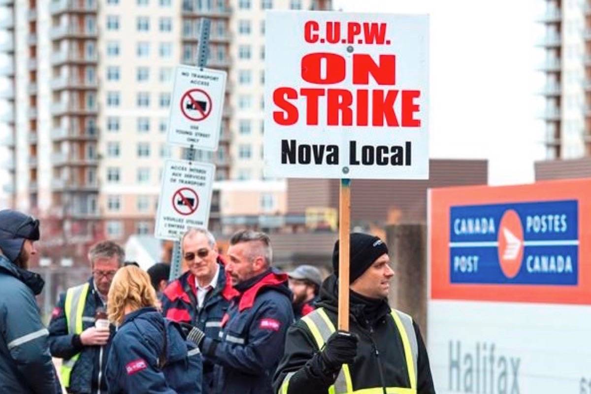 Canada Post workers walk the picket line as a rotating strike continues in Halifax on Tuesday, Nov. 13, 2018. (THE CANADIAN PRESS/Andrew Vaughan)