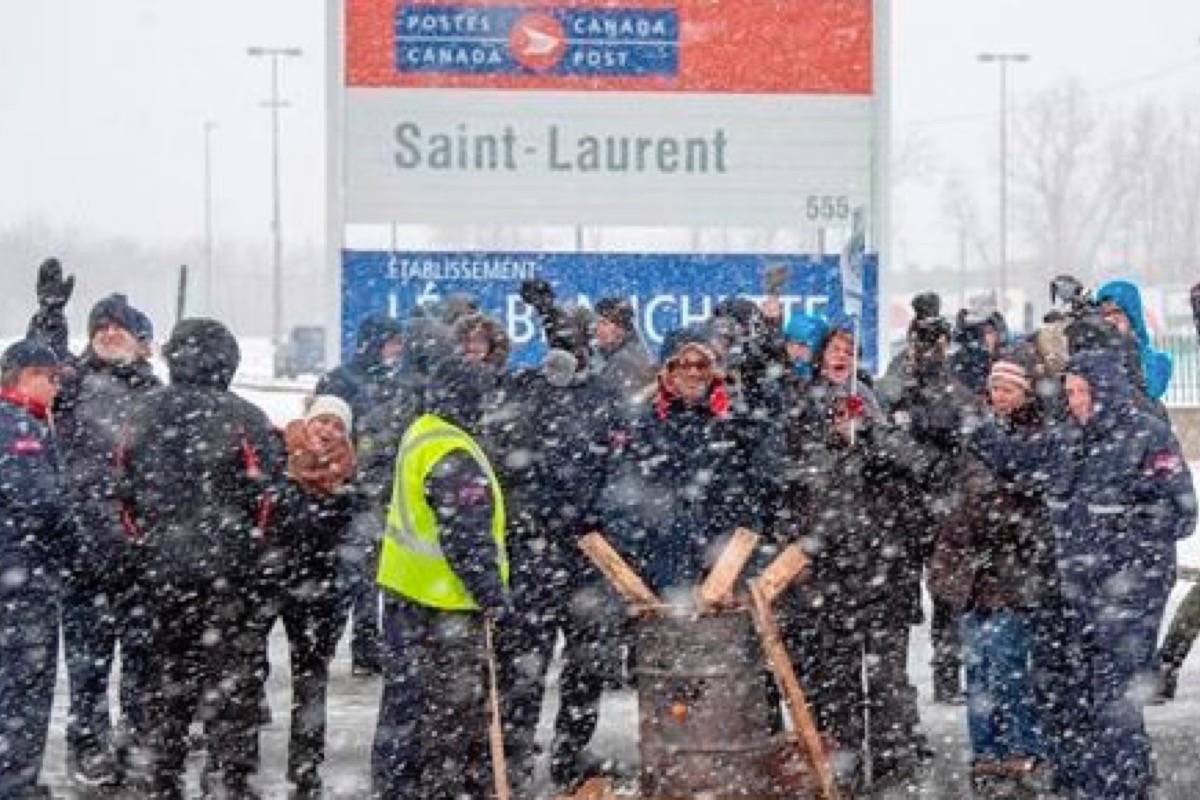 Canada Post workers spend the last hours on the picket line before returning to work after the government ordered them to end their rotating strike Tuesday, November 27, 2018 in Montreal. (THE CANADIAN PRESS/Ryan Remiorz)