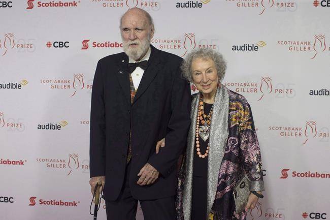 Margaret Atwood and Graeme Gibson stop on the red carpet at the Scotiabank Giller Bank Prize gala in Toronto on November 19, 2018. (THE CANADIAN PRESS/Chris Young)