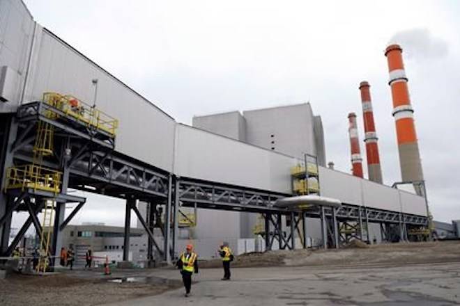 Part of a carbon capture and storage facility is pictured at the Boundary Dam Power Station (background) in Estevan, Sask. on Thursday, October 2, 2014. (THE CANADIAN PRESS/Michael Bell)