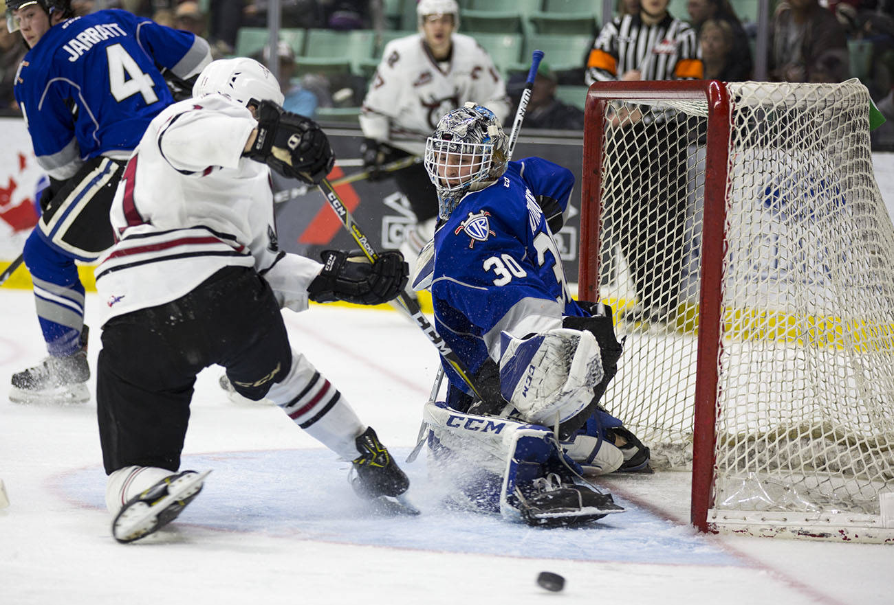 Forward Zak Smith tries to get the puck past Royals Netminder Griffen Outhouse. Robin Grant/Red Deer Express
