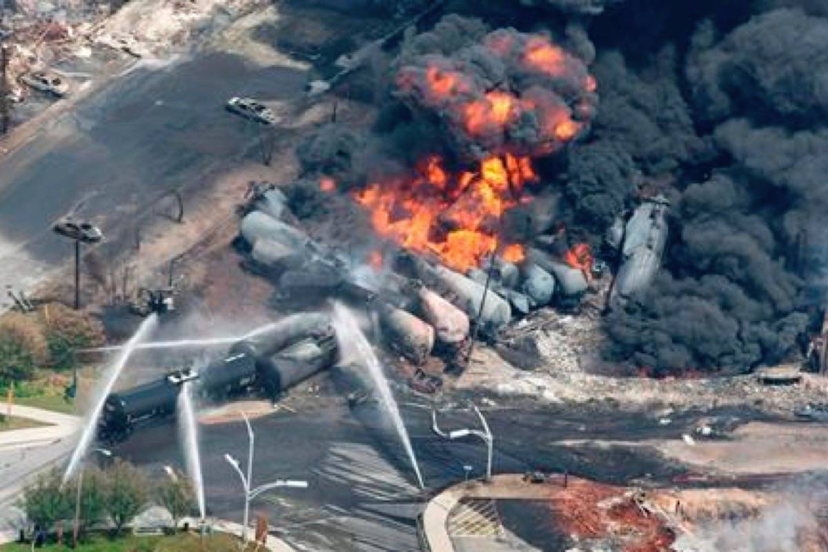 Smoke rises from railway cars that were carrying crude oil after derailing in downtown Lac-MÃ©gantic, Que., Saturday, July 6, 2013. (THE CANADIAN PRESS/Paul Chiasson)