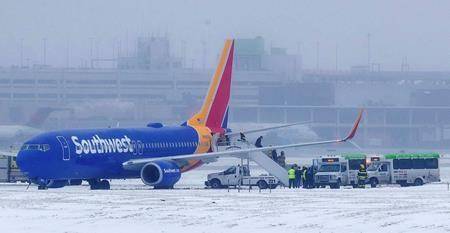 Hundreds of flights in Chicago cancelled due to winter storm