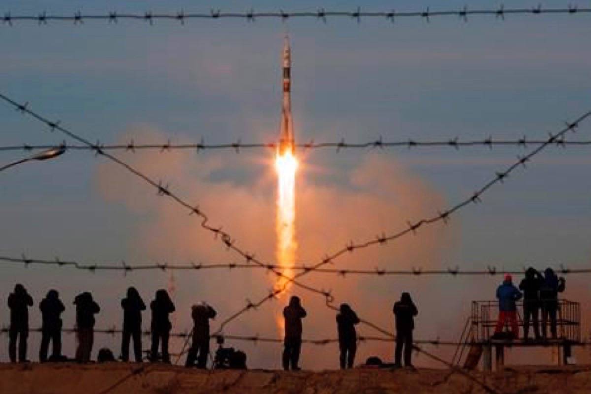 The Soyuz-FG rocket booster with Soyuz MS-11 space ship carrying a new crew to the International Space Station, ISS, blasts off at the Russian leased Baikonur cosmodrome, Kazakhstan, Monday, Dec. 3, 2018. The Russian rocket carries U.S. astronaut Anne McClain, Russian cosmonaut Oleg Kononenko‚Äé and CSA astronaut David Saint Jacques. (AP-Dmitri Lovetsky)