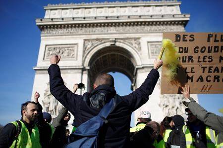 Tear gas, hate speech marks 14th yellow vest protest in Paris