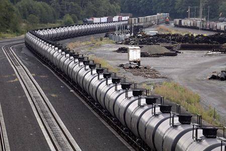 Crude-by-rail shipments set new record in December despite lower price discounts
