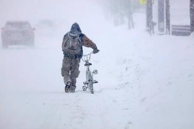 Winter storm freezes U.S., halts air travel