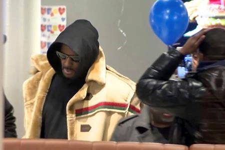 In this image made from a video, R. Kelly stops at a McDonald’s restaurant in Chicago Monday, Feb. 25, 2019, after a Chicago woman posted the $100,000 bail for him to be freed from jail while he awaits trial. (WFLD via AP)