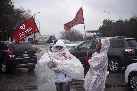 Workers of Oshawa’s General Motors car assembly plant park their cars to block the entrance on Monday Nov 26, 2018. (THE CANADIAN PRESS/Eduardo Lima)