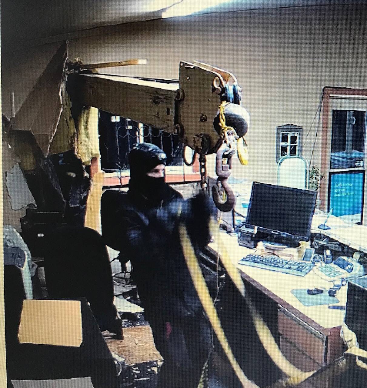 Suspects break into Winfield bank with picker truck and steal safe